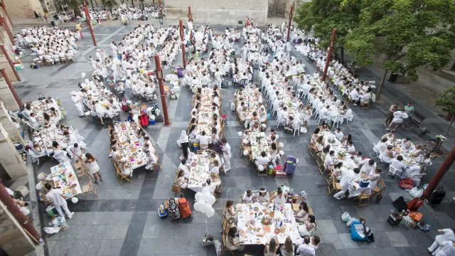 'Cena en blanco' 2015 en la plaza de San Bruno.
