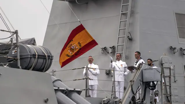 La fragata "Blas de Lezo" recibe la Bandera de Combate