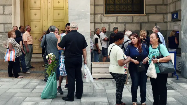 Ciudadanos griegos, ante un cajero automático.