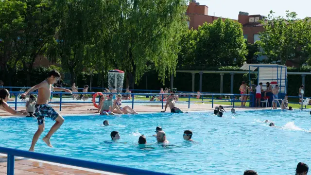 Imagen de una piscina de Zaragoza este verano