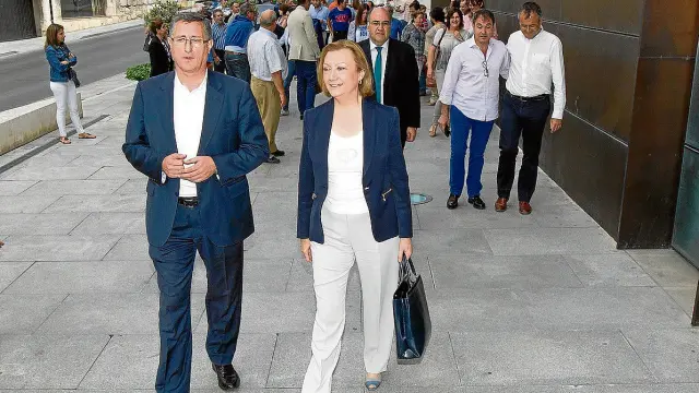 Manuel Blasco y Luisa Fernanda Rudi, poco antes de iniciarse la junta provincial.