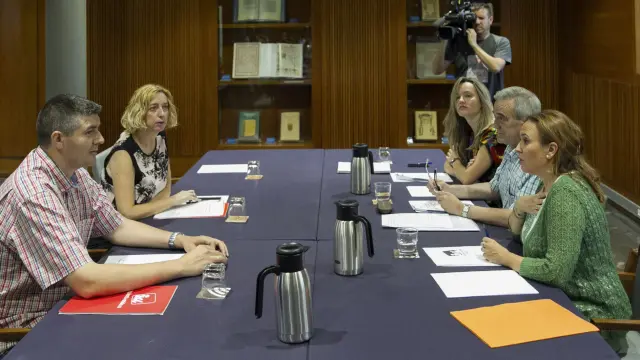 Representantes de Izquierda Unida y PSOE en una reunión para apoyar la investidura de Javier Lambán.