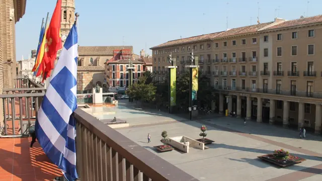 La bandera de Grecia, en el balcón del Ayuntamiento de Zaragoza