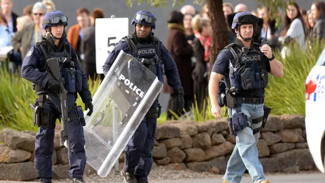 Varios policías del Equipo de Respuesta a Incidentes Críticos llegan a la prisión Ravenhall en Melbourne tras el motín.