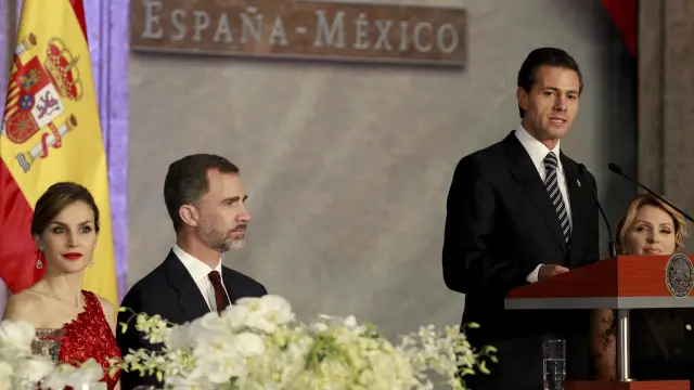 Los reyes Felipe y Letizia escuchan la intervención del presidente de México, Enrique Peña Nieto.