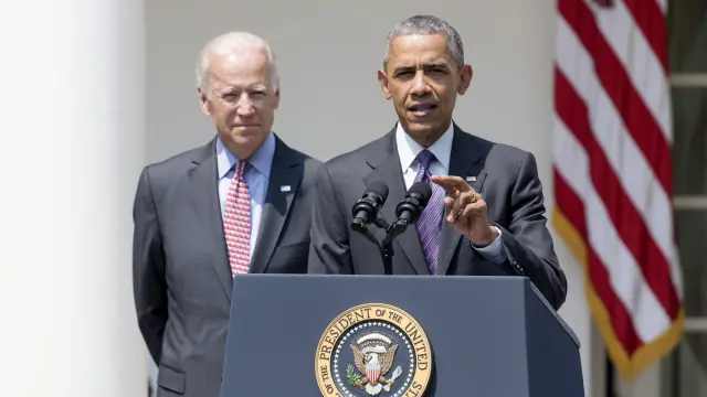 El presidente de EE. UU, Barack Obama y el vicepresidetne, Joe Biden, durante el anuncio del restablecimiento de las relaciones diplomáticas con Cuba.
