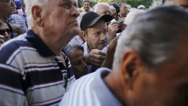Decenas de pensionistas aguardando a las puertas de un banco en Atenas