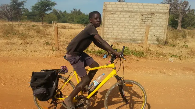 Un chico va en bici en la zona de Palmarin en Senegal.