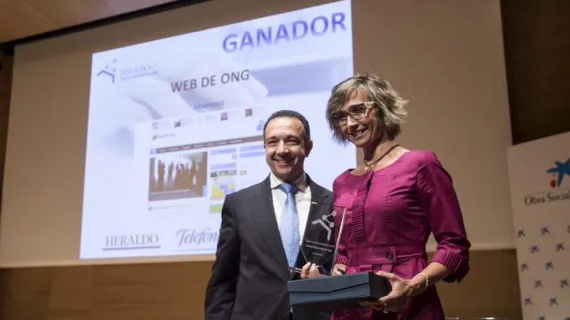 Mar Navarro, responsable de la web de Araprode recibe el premio de manos del director territorial de La Caixa en Aragón.