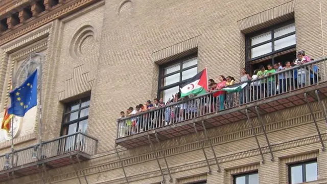 Los niños saharauis saludan desde el balcón del Ayuntamiento