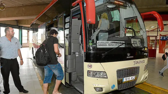 Viajeros subiendo ayer al autobús Teruel-Zaragoza de las 19.00, que se suprimirá a partir del día 22.