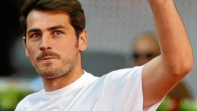 Iker Casillas, portero de la selección española, saluda a la afición.
