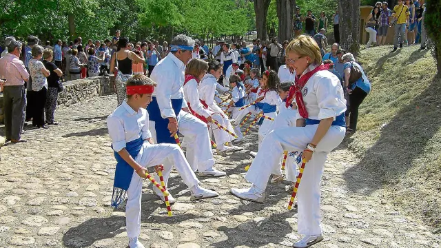 Niños y mayores, hombres y mujeres, bailaron en honor del patrón de Benabarre.