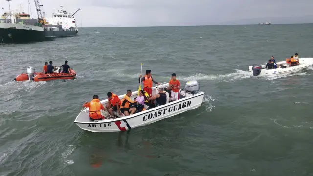 Varios miembros del equipo de rescate tras el naufragio frente al puerto de Ormoc.