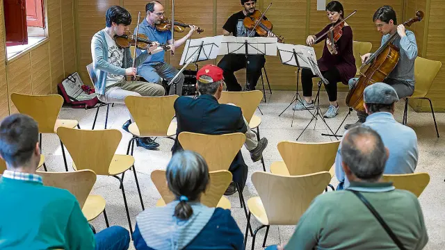 El quinteto de cuerda, ayer durante el concierto ofrecido en el Albergue Municipal de Zaragoza.