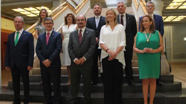 El nuevo equipo del Gobierno aragonés, este lunes después de la toma de posesión.