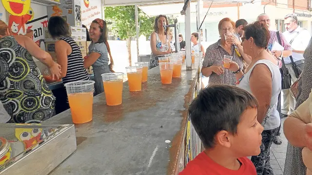 La barra de Zona Envaquíllate repartió un zumo de frutas durante la inauguración.