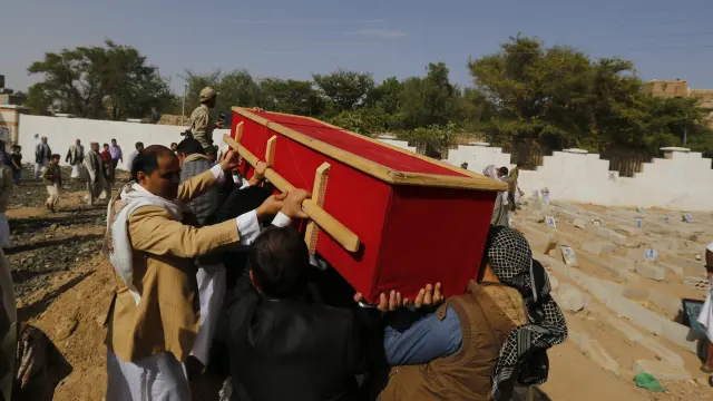 Varias personas transportan ataúdes con las víctimas de un bombardeo de la coalición árabe en Saná.