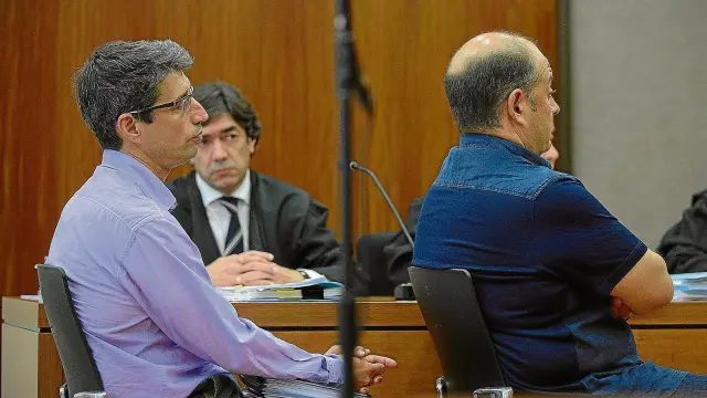 Los acusados Juan Carlos López de Ramón izquierda y José Luis Martínez, ayer, durante la primera sesión del juicio.