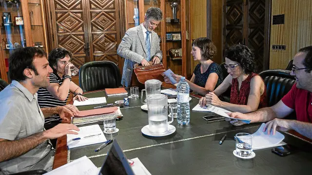 Santisteve, en el centro, en la primera reunión en el Ayuntamiento con su grupo municipal.