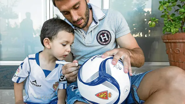 Daniel conoció ayer a uno de sus ídolos, el mediapunta Eldin Hadzic, quien le firmó un balón.