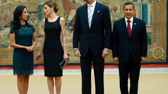 El presidente de Perú y su esposa posan junto con los Reyes de España en la recepción en su honor.