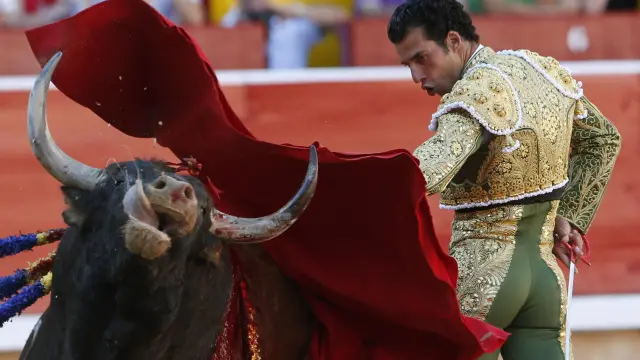 Jesús Martínez Barrios, en su primer toro de la ganadería Del Tajo-La Reina, en San Fermín.