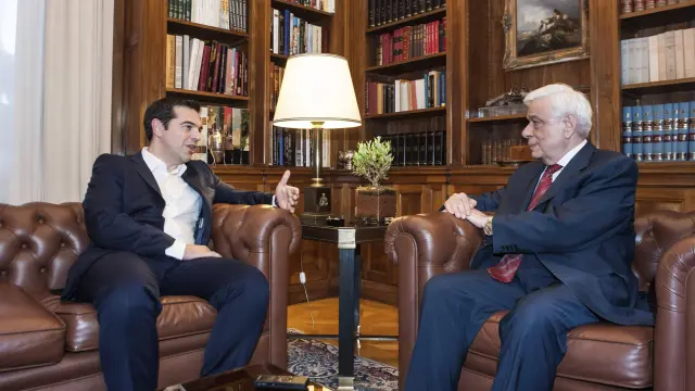 Tsipras en su reunión con el presidente de Grecia, Prokopis Pavlopoulos.