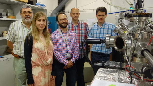 Pedro Algarabel, Laura Maurel, César Magén, Javier Blasco y José Ángel Pardo, en los laboratorios del Instituto de Nanociencia de Aragón
