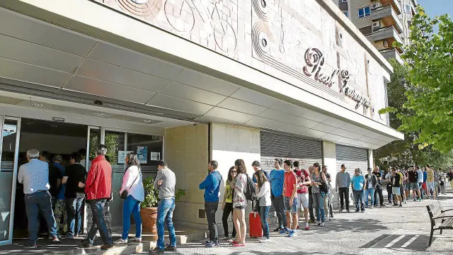 Las filas para comprar entradas para el partido RealZaragoza-Las Palmas de ayer se comenzaron a formar antes de las nueve de la mañana.