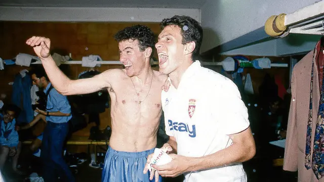 Xavi Aguado y Gustavo Poyet celebran en el vestuario de La Romareda la permanencia lograda en 1991.