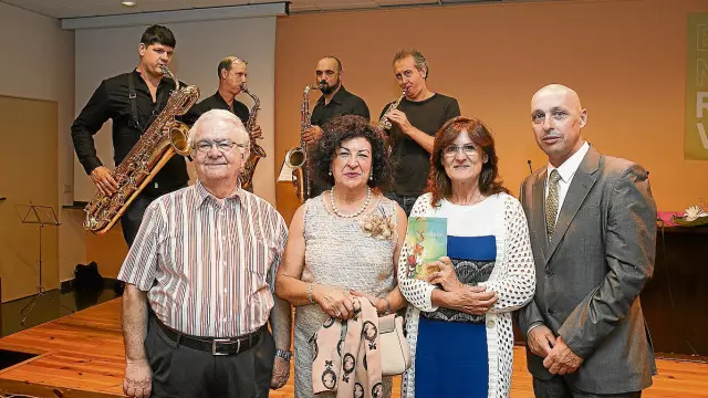 Jesús Jaime, Honoria Sancho, Elena Aurensanz y Luis Sanz, junto a los músicos que participaron en la presentación del libro.