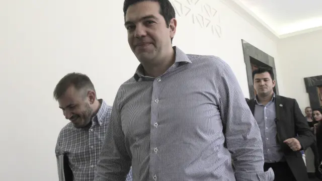Tsipras camina por los pasillos del Parlamento griego
