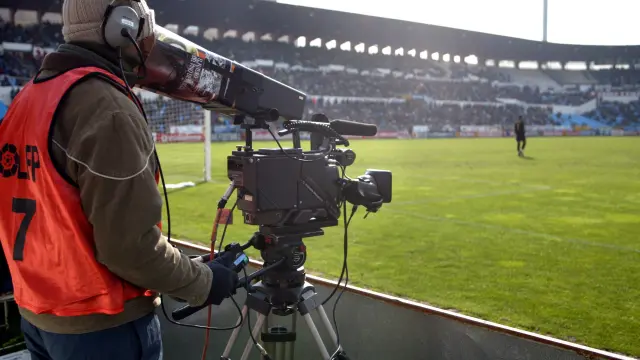 Una cámara de televisión graba un partido del Real Zaragoza