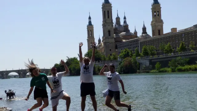 Los ecologistas posan en el Ebro para pedir unos ríos más limpios