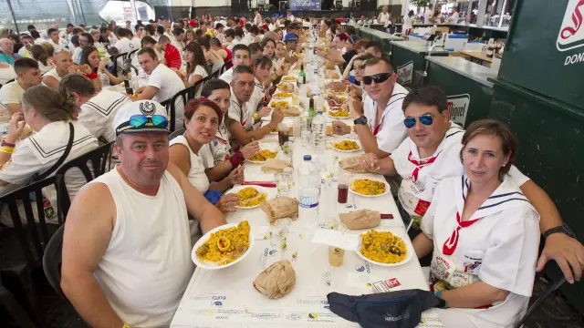 Cientos de socios de la peña Los Marinos -una de las más multitudinarias- comían ayer en su sede la típica paella.