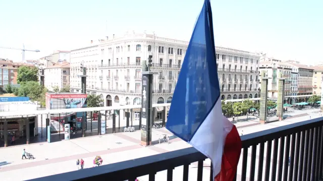 La bandera francesa en el balcón del Ayuntamiento de Zaragoza