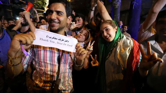 Ciudadanos iraníes celebran el resultado de las negociaciones en Teherán.