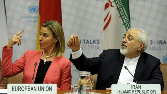 Federica Mogherini, jefa de la diplomacia europea, y el ministro de exteriores de Irán, Mohamad Jarab Zarif, este martes en Viena.