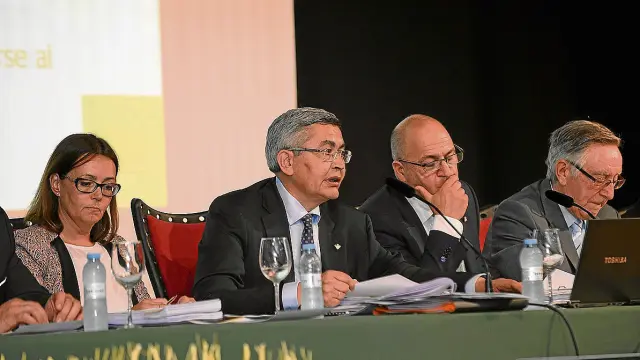 El director general, José Antonio Pérez Cebrián, y el presidente, Jerónimo Carceller, en el centro.