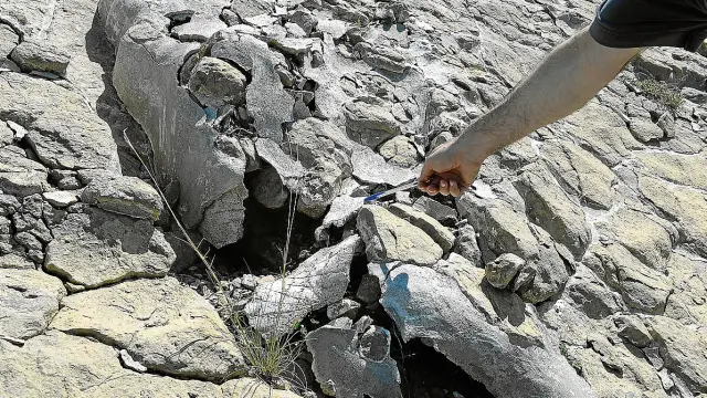 La roca de los bordes del yacimiento de Miravete se desgrana al romperse la argamasa de consolidación.
