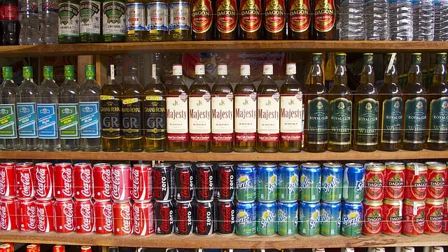Refrescos y otras bebidas en un supermercado.