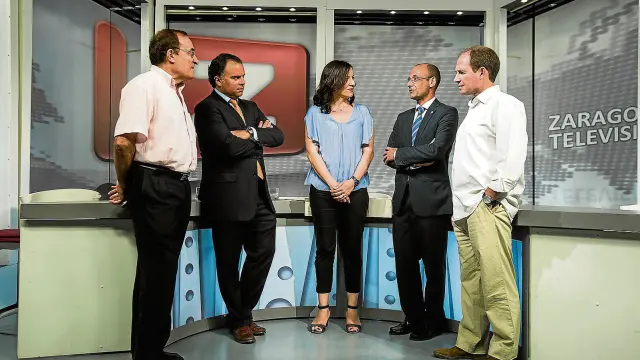 Alejandro Lucea, Fernando de Yarza, Victoria Martínez, Fernando Rodrigo y José Miguel Tafalla, instantes antes del debate de ZTV.