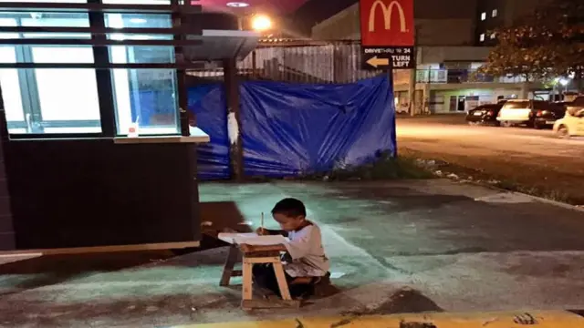 El pequeño filipino que estudiaba a la luz de un McDonalds.