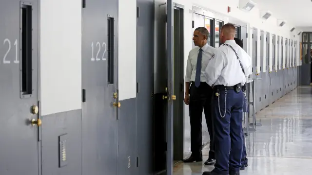 Obama se reunió con presos y con funcionarios de seguridad en la prisión de El Reno.