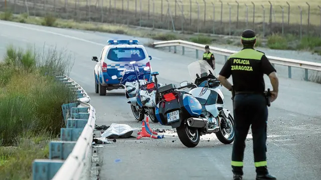 La colisión se produjo sobre las 19.45 en la carretera que une la autovía de Madrid con la Base.