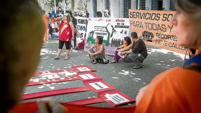 A. Gil Los miembros de Marea Naranja se concentraron ayer con pancartas frente al edificio Pignatelli