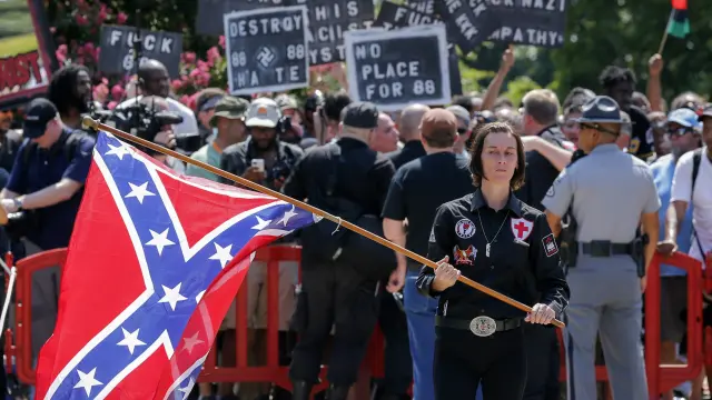 La bandera confederada ondeó en la manifestación del KKK.