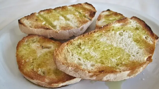 El aceite de oliva y el pan son tres alimentos fundamentales en la dieta mediterránea.