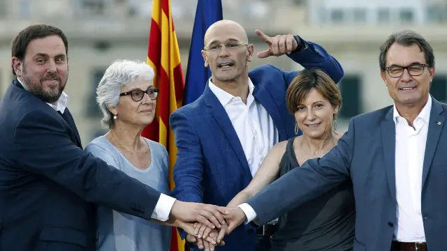El presidente de la Generalitat y de CDC, Artur Mas (d), el presidente de ERC, Oriol Junqueras (i), el cabeza de lista, Raül Romeva
